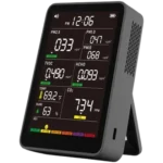Dispositivo de monitoramento ambiental Qitech Professional 16 em 1 com tela ampla exibindo múltiplos indicadores de gases e partículas.