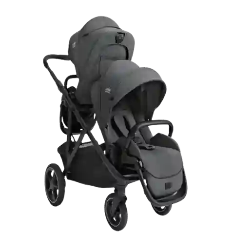 Carrinho duplo Joie Estrella na cor chumbo ebony, com design aerodinâmico internacional, rodas com suspensão e capotas retráteis independentes.