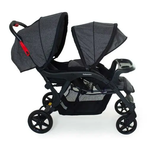 Carrinho de bebê duplo em um lindo tom de cinza, com capotas ajustáveis ​​e cesto de armazenamento.