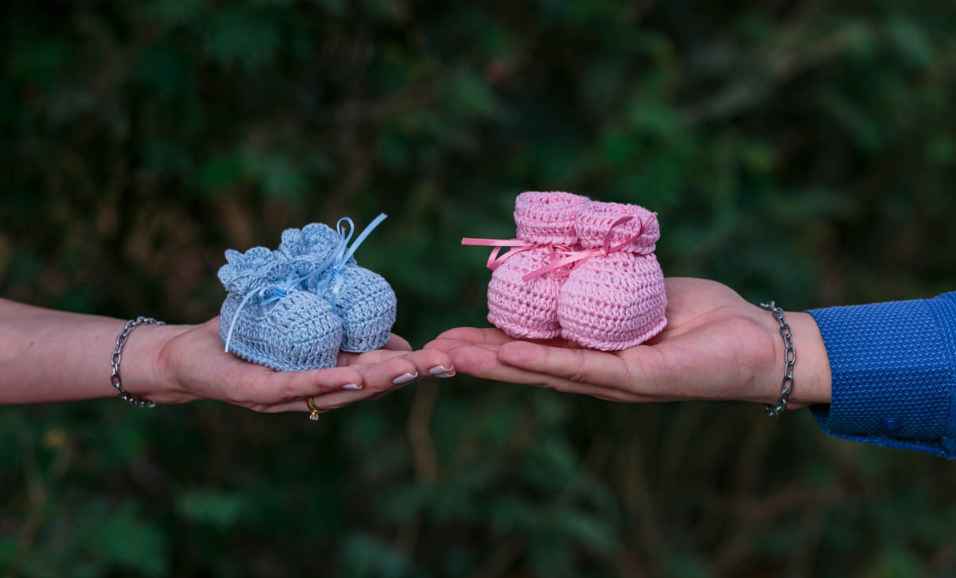 Grávida de gêmeos planejando o enxoval para gêmeos com alegria