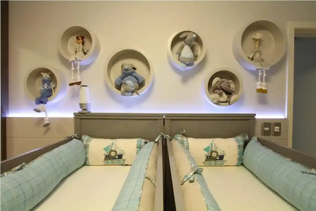 Quarto de gêmeos planejado com dois berços e ambiente seguro