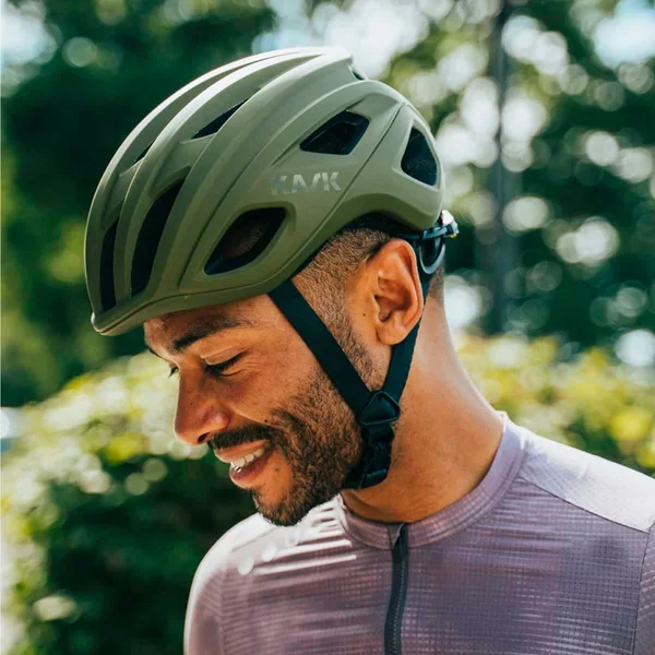 capacete ciclismo moderno” — capacete de ciclismo bem ventilado, fundo neutro