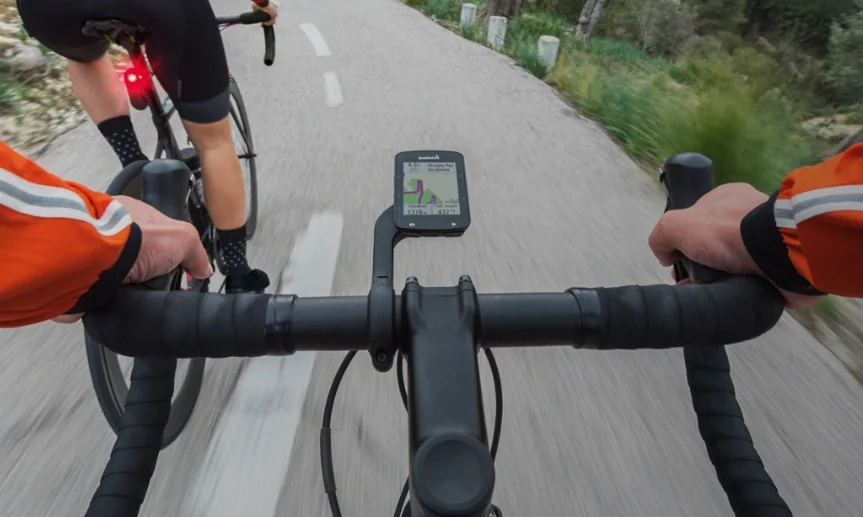 ciclocomputador GPS guidão bike” — close de ciclocomputador montado no guidão, tela exibindo dados