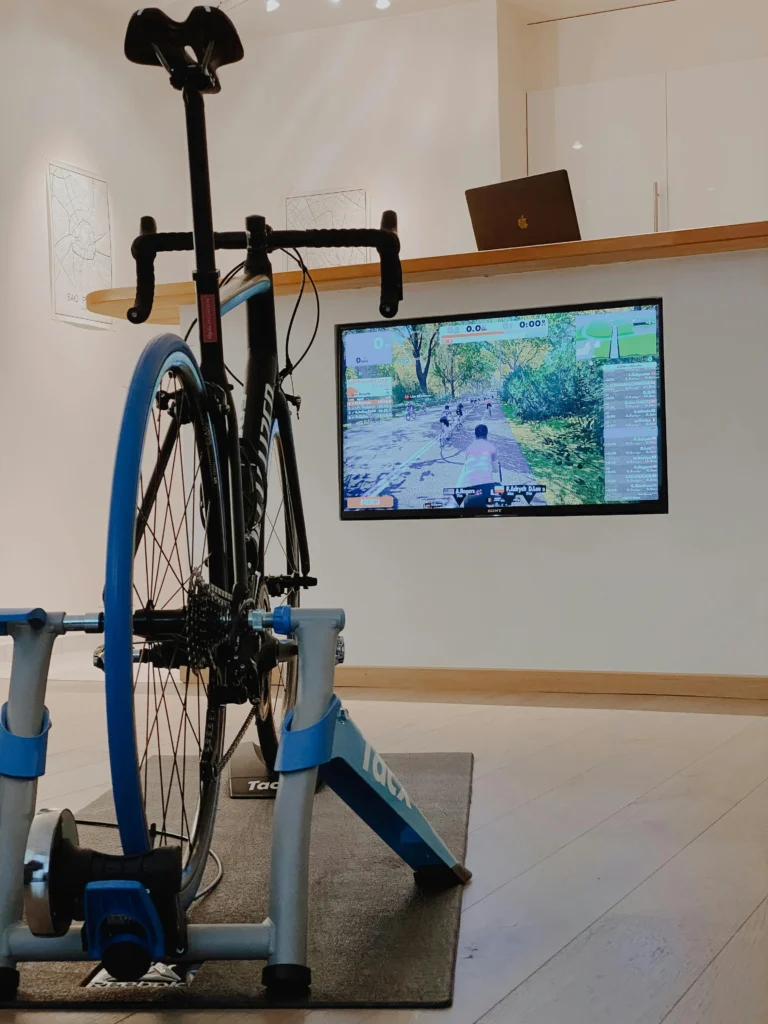 bicicleta montada em rolo de treino direct drive, ambiente doméstico limpo