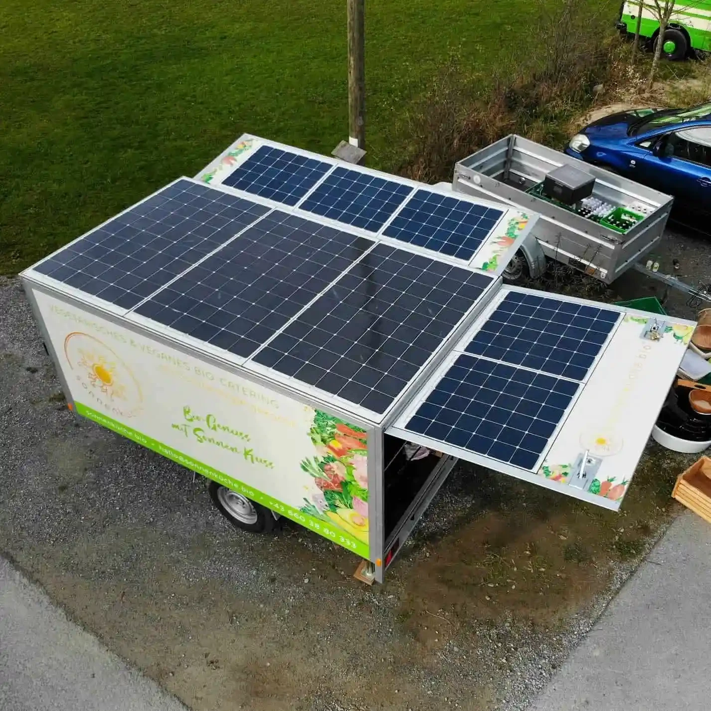 trailer com painéis solares no teto — estação de energia solar portátil em uso